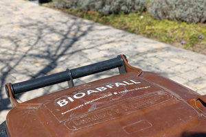 Braune Biotonne, Deckel, Haltegriffe, Aufkleber, Hinweis, Information