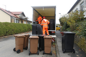 Verteilung neue Mülltonnen, Montage, Pritschenfahrzeug, Pritschen-Lkw, Verteilpersonal
