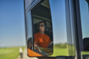 Müllfahrzeug, Mülllaster, Müllauto, Seitenspiegel, Fahrer