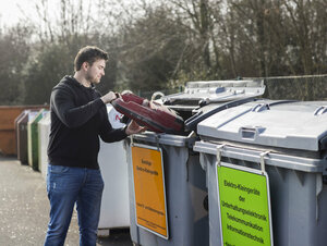 Wertstoffsammelstelle, Mann, Elektroaltgeräte, Elektro-Kleingeräte, Elektronik-Kleingeräte, Staubsauger, Einwurf