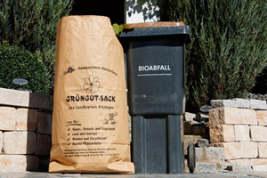 Für die organischen Abfälle: Bioabfallbehälter (brauner Deckel, grauer Korpus) und Grüngutsack