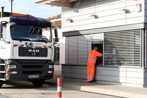 Hecklader, oranges Müllfahrzeug, Waage, Umladestation, Kontrolle, Videoüberwachung, Müllanlieferung, Verwaltungsgebäude