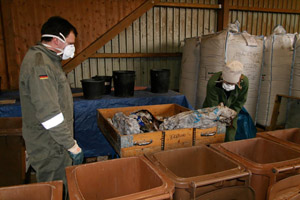 Untersuchung und Sortierung des Mülls im Rahmen einer Hausmüllanalyse