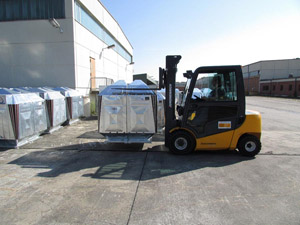 Neue moderne Glascontainer, Anlieferung, Abladen, Austausch, Gabelstapler