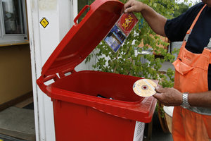 Sammlung, CDs, DVDs, Blu-ray-Disks, Tonerkartuschen, Tintenpatronen, Druckerpatronen, Druckerzubehör, Rote Wertstofftonne