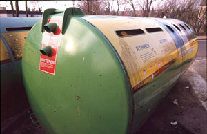 All-In-One: Mehrkammer-Wertstoffcontainer für Papier, Glas, Dosen, Medikamente und Batterien an einem Containerstandort