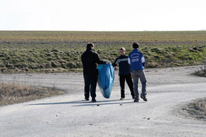 Flursäuberungsaktionen, Flurreinigungsaktionen, Ramadama, wilde Müllablagerungen, illegale Müllablagerungen, Jugendliche, Flur, Landschaft