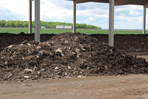 Biomüllhaufen, Bioabfallhaufen, Kompostmieten, Überdachung, Bioabfallvergärungsanlage