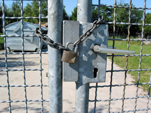 Heute geschlossen: Mit Schloss gesichertes Tor einer Wertstoffsammelstelle