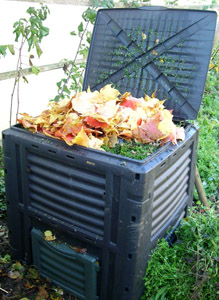 Laub im Thermokomposter