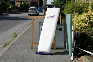 Sperrmüllgegenstände, Abholung, Sportgeräte, Fitnessbank, Tischtennisplatte, Holzbock, Straße, Sperrmüllhaufen