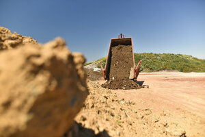 Bauschuttdeponie, Abladen, Abkippen, Container-LKW, Lastkraftwagen, Deponiefläche