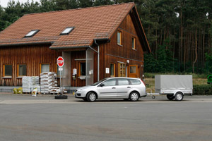 Betriebsgebäude eines Kompostwerks: Waage, Anlieferung, Kompostsäcke