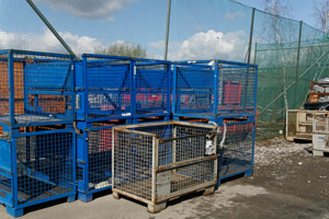 Graue und blaue Gitterboxen