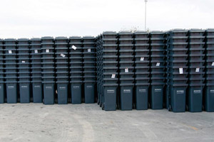 Im Stapel: Nagelneue Restabfallbehälter warten auf die Verteilung