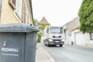 Müllabfuhr, Restabfalltonne, Müllfahrzeug, Bereitstellung, Hecklader, Mülllaster, Müllauto