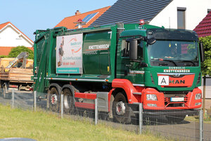 Hecklader-Müllfahrzeug, Mülllaster, Müllauto, Werbetafel, Werbeschild, Werbeplakat, Wohngebiet, Neubaugebiet