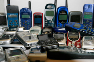 Ausrangierte Handys, Althandys, Mobilfunkgeräte, Mobiltelefone, Elektronikschrott, Rohstoffe
