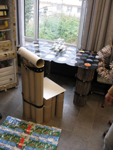 Wiederverwendung und Abfallvermeidung: Schreibtisch aus Schallplatten und Katalogen, Stuhl aus Geschenkpapierröhren