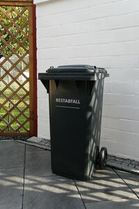 Restabfalltonne, MGB 120-Liter, Mülltonnenstellplatz