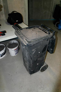 Aschetonne, Holzhackschnitzelheizung, Abwurftrichter