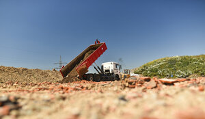 Bauschuttdeponie, Container-LKW, Lastkraftwagen, Anlieferung, Anlieferverkehr, Abkippen, Abladen, Entladen, Laderaupe