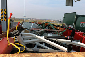 Metallschrottcontainer, Wertstoffhof, Schubkarren