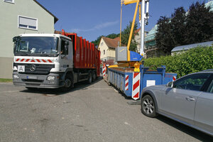 Müllfahrzeug, Hecklader, Engstelle, Baustelle, Bauschuttcontainer, Kran, Behinderung, Mülllaster, Müllauto