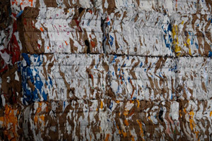 Bereit zur Verwertung: Gepresste Altpapierballen in einer Sortierhalle