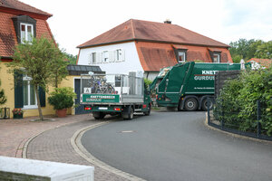 Sperrabfallabfuhr, Hecklader-Müllfahrzeug, Sammelfahrzeug für Metallschrott und Elektroaltgeräte