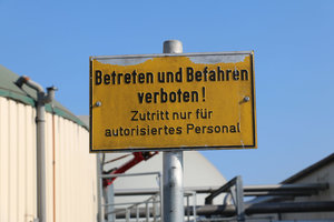 Hinweisschild «Betreten und Befahren verboten. Zutritt nur für autorisiertes Personal», Verbotsschild, Gebotsschild