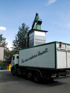 Technik in der Abfallwirtschaft: Ein Containerfahrzeug leert einen Unterflurbehälter