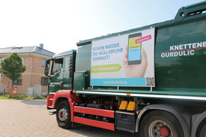 Hecklader-Müllfahrzeug, Mülllaster, Müllauto, Werbetafel, Werbeschild, Werbeplakat, Wohngebiet, Neubaugebiet