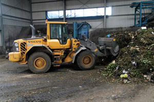 Verarbeitung der Bioabfälle im Kompostwerk: Abkipphalle, Radlager, Aufgabeband, Förderband, Haufen mit Bioabfällen, Bioabfallhaufen