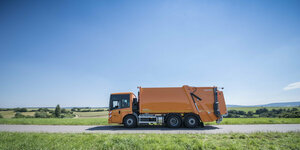 Oranges Müllfahrzeug, Hecklader, Mülllaster, Müllauto