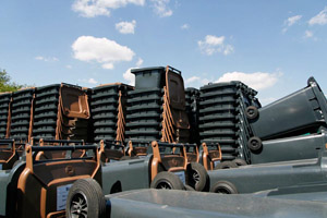 Neue Biomülltonnen, Stapel, gestapelt, Auslieferung, Lager, grauer Korpus (Rumpf), brauner Deckel