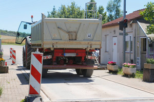 Bauschuttdeponie, Waage, Traktor, Schlepper, Anhänger, Betriebsgebäude, Warnbake