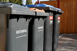 Mülltonnen am Haus: Restabfalltonne, Biotonne, MGB 120 Liter, Papiertonnen MGB 240 Liter