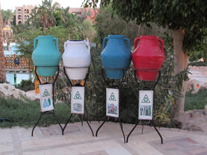 Wertstofftrennung in Ägypten: Amphoren zur Sammlung von Glas, Flaschen, Plastikflaschen, Papier, Dosen