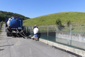 Ehemalige Hausmülldeponie, Sickerwasserbecken, Sickerwassertransport, Absaugen, Saugfahrzeug, Schläuche