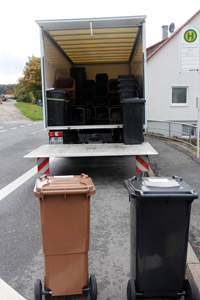 Auskieferung neuer Mülltonnen, Auslieferfahrzeug, Kleinlaster, braune Biotonne MGB 60 Liter, graue Restabfalltonne MGB 120 Liter