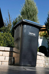 Papiertonne: MGB 240 Liter, grauer Korpus, blauer Deckel, Garten, Terrasse, Mülltonnenstellpatz