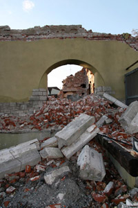 Teilabriss eines Hauses: Beton, Mauerwerk, Ziegelsteine