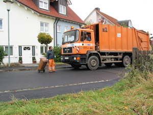Leerung der braunen Biotonne in einem Neubaugebiet