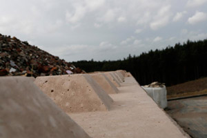 Betoneinfassung (Barriere) auf einer Bauschuttdeponie