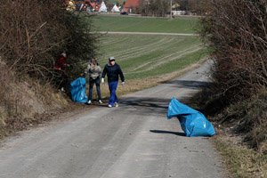 Für eine saubere Umwelt: Jugendliche sammeln bei einer Ramadama-Aktion wilden Müll ein