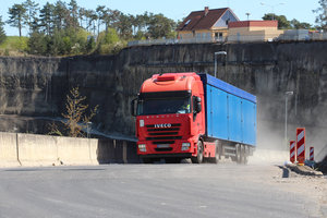 High-Tech-Deponie Kreismülldeponie Wirmsthal: Anlieferverkehr, Sattelzug, Lastkraftwagen, Walking-Floor-FahrzeugBürogebäude