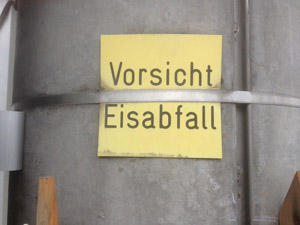 Kuriosität: Schild an Mast warnt vor Eisabfall