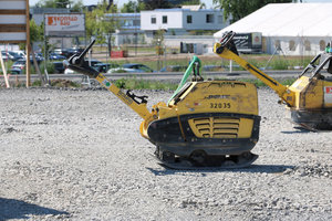Baustelle, Baumaschinen, Rüttelmaschinen, Rüttelplatten, Vibrationsstampfer