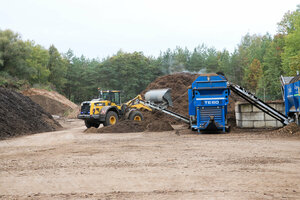 Kompostwerk, Kompostmieten, Absieben, Radlader, elektrisch betriebene Siebmaschinen, Elektro-Siebmaschinen